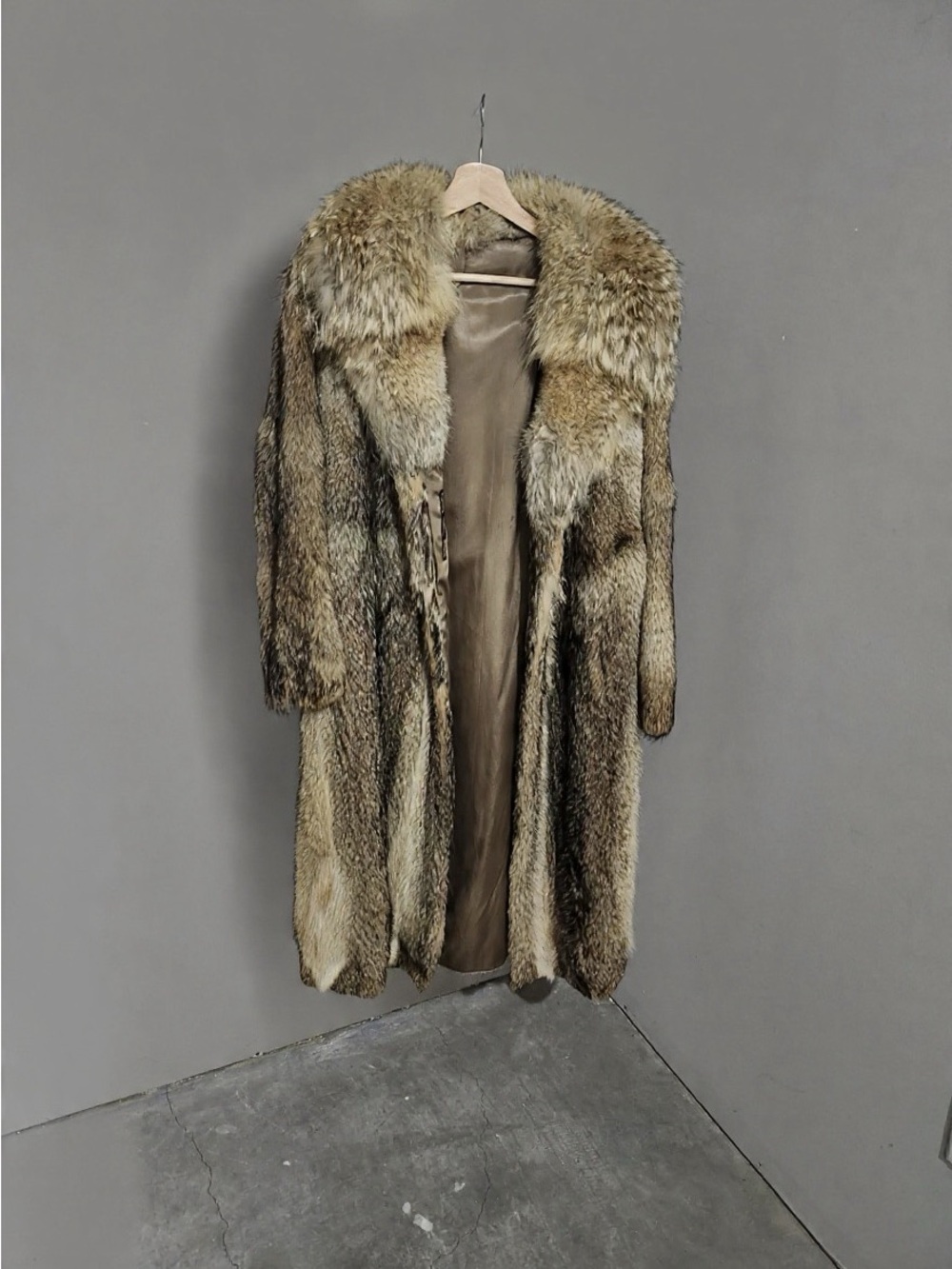 Luxury Long Brown Coyote Fur Coat with Plush Collar